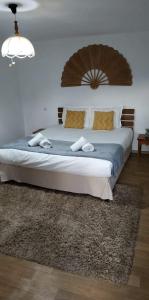 阿普里尔齐Къща за гости Вила Отдих Vila Otdih的一间卧室配有一张大床和木制床头板