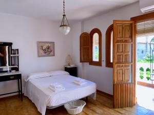 阿尔姆尼卡Precioso Chalet en Almuñecar junto al Mar con Garage privado的一间卧室设有一张床和一个窗口