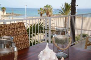 卡尔佩Apartamento playa arenal Calpe Grupo Terra de Mar, alojamientos con encanto的海滩景阳台桌子