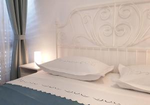 布雷拉Villa Skalinada with sea view的一张白色的床,上面有两个枕头