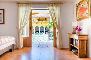 波拉波拉Villa Yrondi的一间卧室设有一扇通往庭院的门。