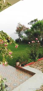 PanuānaulaMaa Anand Mayee Guest House的种有粉红色花卉和步行道的花园