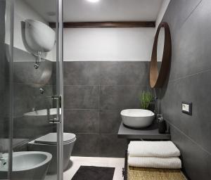 卡利亚里Host 98的浴室配有卫生间、盥洗盆和淋浴。