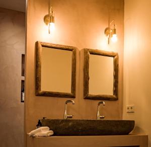 霍夫德普拉特EgliZen的浴室设有两面镜子和石制水槽。