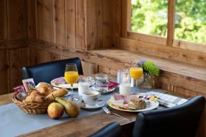 兰德赫拉夫Alpine Hotel SnowWorld的一张桌子,上面放着早餐食品和橙汁