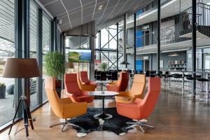 阿兰达Aiden by Best Western Stockholm Arlanda Airport的一间会议室,配有橙色椅子和桌子