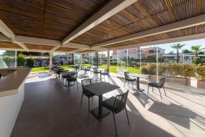 普罗奇达Insula Boutique Hotel的户外庭院设有桌椅和窗户。