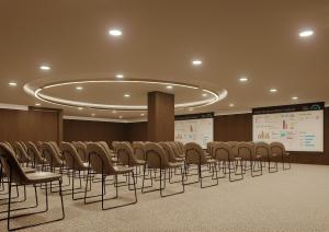 安塔利亚Ring Downtown Hotel的一个带椅子和投影屏幕的会议室