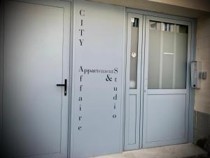 凯恩City Affaire : Hotel de Ville的一面有标志的门