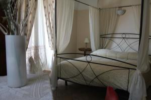 Busca波塔圣玛丽亚酒店的一间卧室配有床和花瓶