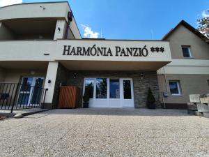 博加奇Harmónia Panzió的一座有哈莫诺潘扎标志的建筑