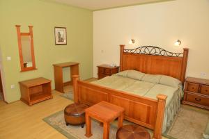 伊莫茨基Hotel Venezia Imotski的一间卧室配有一张大木床和木制家具