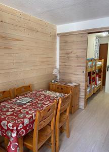OzL'Alpette的一间带桌子和木墙的用餐室