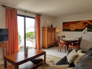 阿索马达VV - Casa Para Ti的客厅配有沙发和桌子
