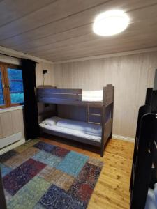 洛姆STORHAUGEN GARD的一间小房间,内设两张双层床