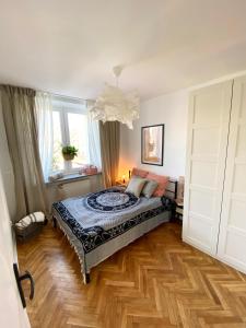 热舒夫Apartament Jan III Sobieski的一间卧室配有一张床,铺有木地板