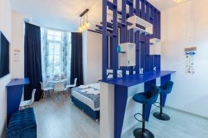 布尔加斯Seaman's house的蓝色的客房配有床和蓝色的书桌