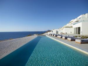 Domes White Coast Milos, Adults Only - Small Luxury Hotels of the World内部或周边的泳池