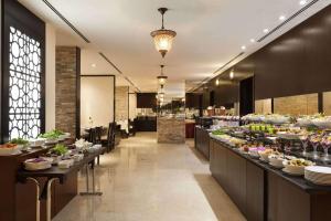 阿吉曼Ramada Hotel & Suites by Wyndham Ajman的一间提供自助餐的餐厅