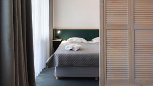 卢托维斯卡Zatwarnica的一间卧室配有一张床,上面有两条毛巾
