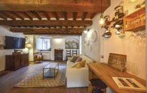 卡麦奥雷Il Nido nel Borgo Casa Vacanze的客厅配有沙发和桌子