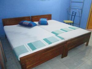 阿努拉德普勒阿努拉德普勒李维斯观光酒店的床上有2个枕头