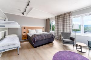 利勒哈默尔比尔凯贝内伦酒店及公寓的配有一张床和一把椅子的酒店客房