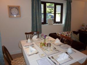 West HaddonShepherds Row Bed and Breakfast的餐桌和白色桌布