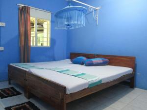 阿努拉德普勒阿努拉德普勒李维斯观光酒店的一间蓝色卧室,卧室内配有一张床