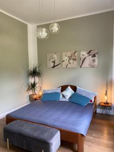 翁德洛Haus Heideblick的一间卧室配有一张带蓝色床单和枕头的床。