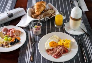 卢塞恩霍夫加藤卢泽恩酒店的餐桌上摆放着早餐食品和橙汁盘