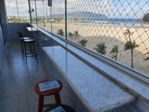 桑托斯Verdadeiro pé na areia TOP的享有海滩美景的阳台