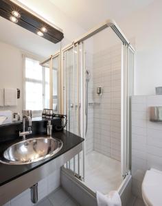 卢塞恩霍夫加藤卢泽恩酒店的一间带水槽和淋浴的浴室