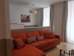 尼斯Share Inn Appartements的客厅配有橙色沙发和桌子