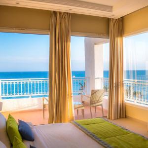 哈马马特贝拉祖尔特拉所简易别墅酒店的一间卧室设有一张床和一个海景阳台
