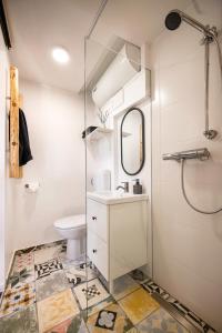 戈雷尼斯卡地区采尔克列Lunela estate with sauna的一间带卫生间、水槽和镜子的浴室