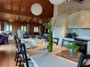 西奥-西布鲁克Marxhof Seebruck am Chiemsee的厨房以及带桌椅的用餐室。