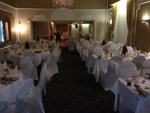哈特尔普尔哈德威克霍尔庄园酒店的宴会厅配有白色的桌子和白色的椅子