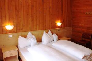 科瓦拉因巴迪亚阿力桑德酒店的一间卧室配有带白色床单和枕头的床。