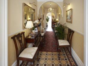 赫里福德萨默维尔别墅酒店的走廊上设有椅子和走廊