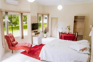 南克鲁兹罗Hotel SPA Paraíso的卧室配有白色的床和红色地毯。