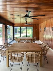 锡切斯Los Globos Beach Studio by Hello Homes Sitges的用餐室配有大型木桌和椅子