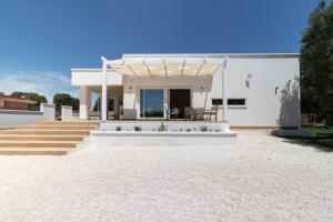 利扎诺B&B Foglie D’ulivo的白色的房子,设有庭院和楼梯