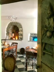 奥斯塔Aymon de Challant的厨房以及带桌椅的用餐室。