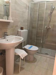 比比翁阿迪亚提克酒店的浴室配有卫生间、盥洗盆和淋浴。