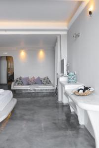 佩里萨Demilmar Luxury Suites的一间卧室,配有两张床