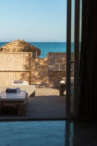 佩里萨Demilmar Luxury Suites的享有海滩海景的客房