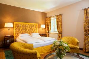 赖兴瑙德尔奈彭霍夫 - 餐厅酒店的一间卧室配有一张床和一张花瓶桌子