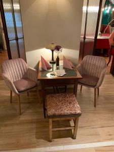 斯皮特安德劳尔尼博斯特艾艮特斯塔德酒店的配有桌子和两把椅子的房间