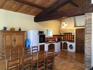 韦尔东的圣克鲁瓦Ferme Para Lou的厨房配有桌子和白色冰箱。